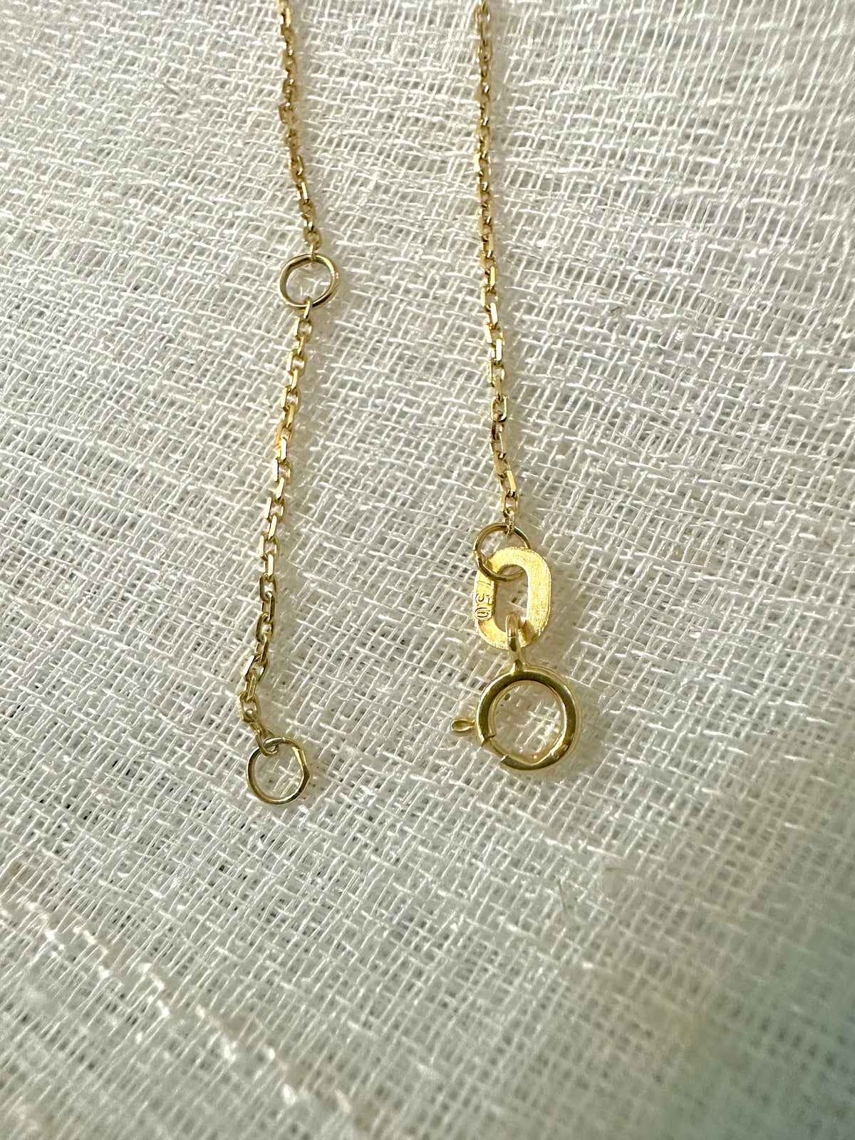 Yellow gold 18K cable chain laid flat, third view