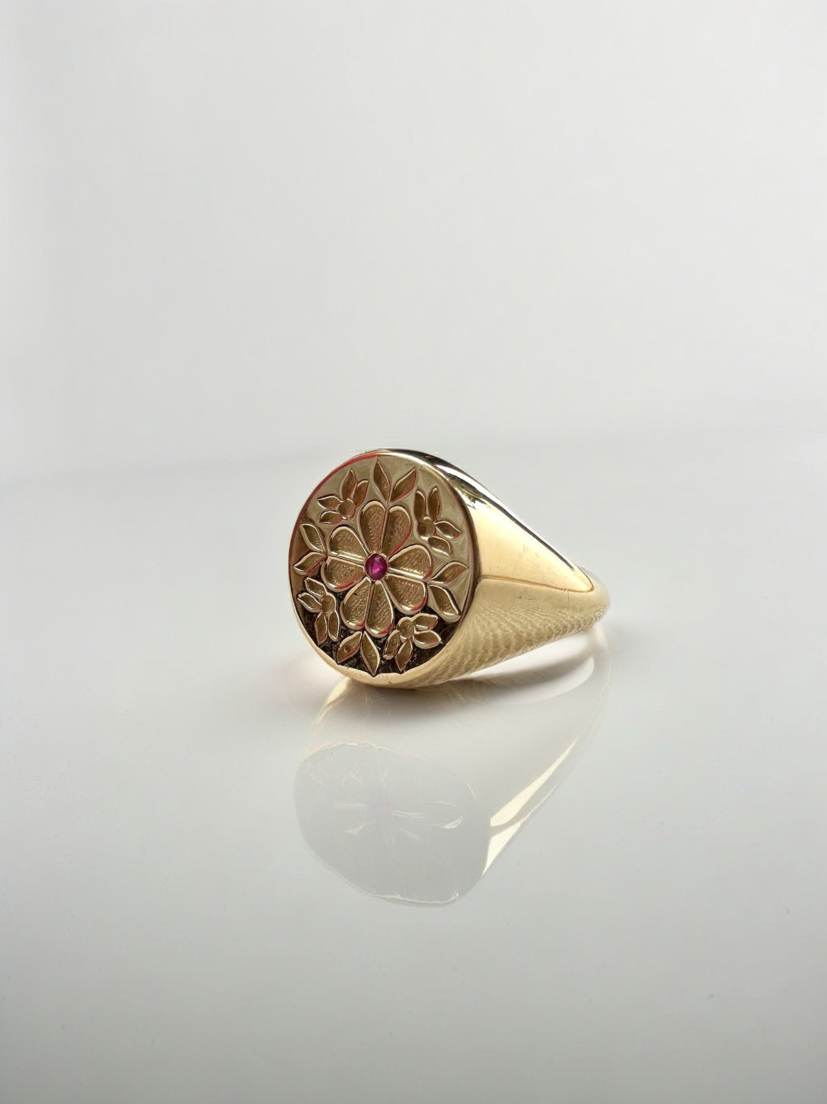 Pinky ring with floral engraving and a center stone in 18K solid gold