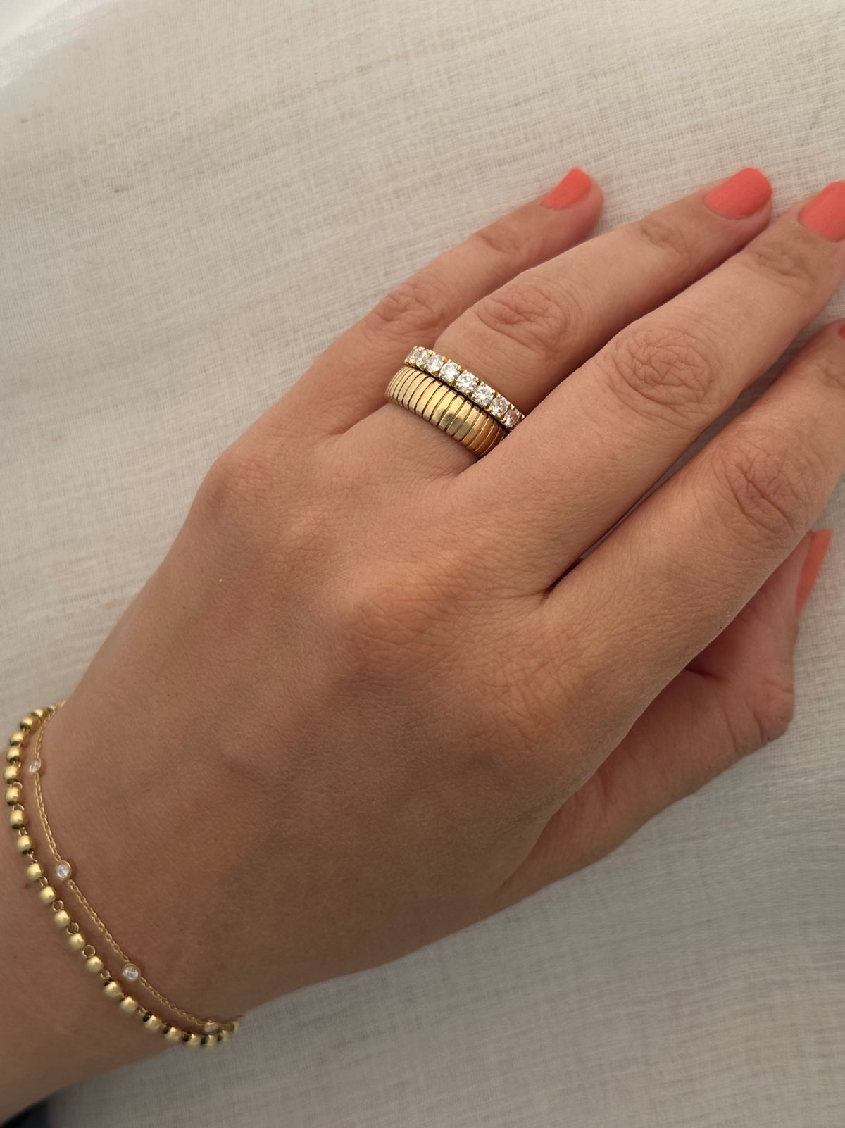 Round lab diamonds in a 14K gold band, a close look at the stone setting