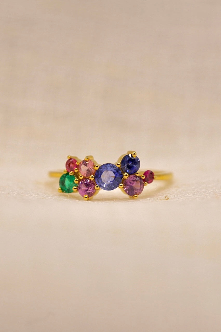 Cluster ring with sapphires in different sizes and colors, second view