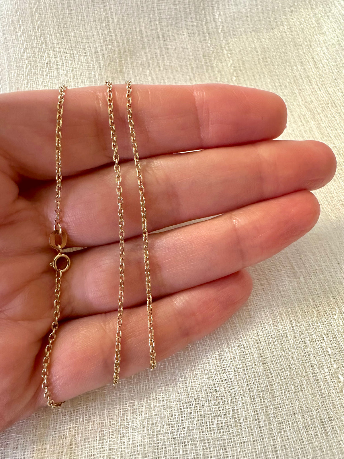 18K gold cable chain with round links and a spring clasp