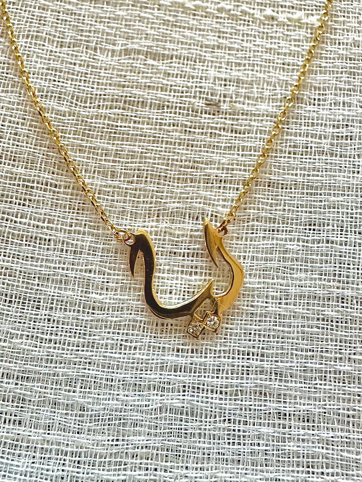 Custom Arabic name necklace in solid 18K gold with diamond dots | Yasmin Nabulsi Fine Jewelry
