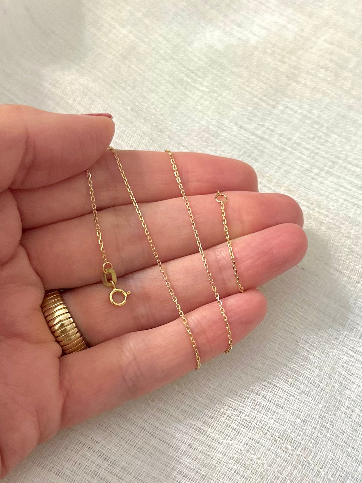 18K gold cable chain, 0.9mm wide, shown from a second angle