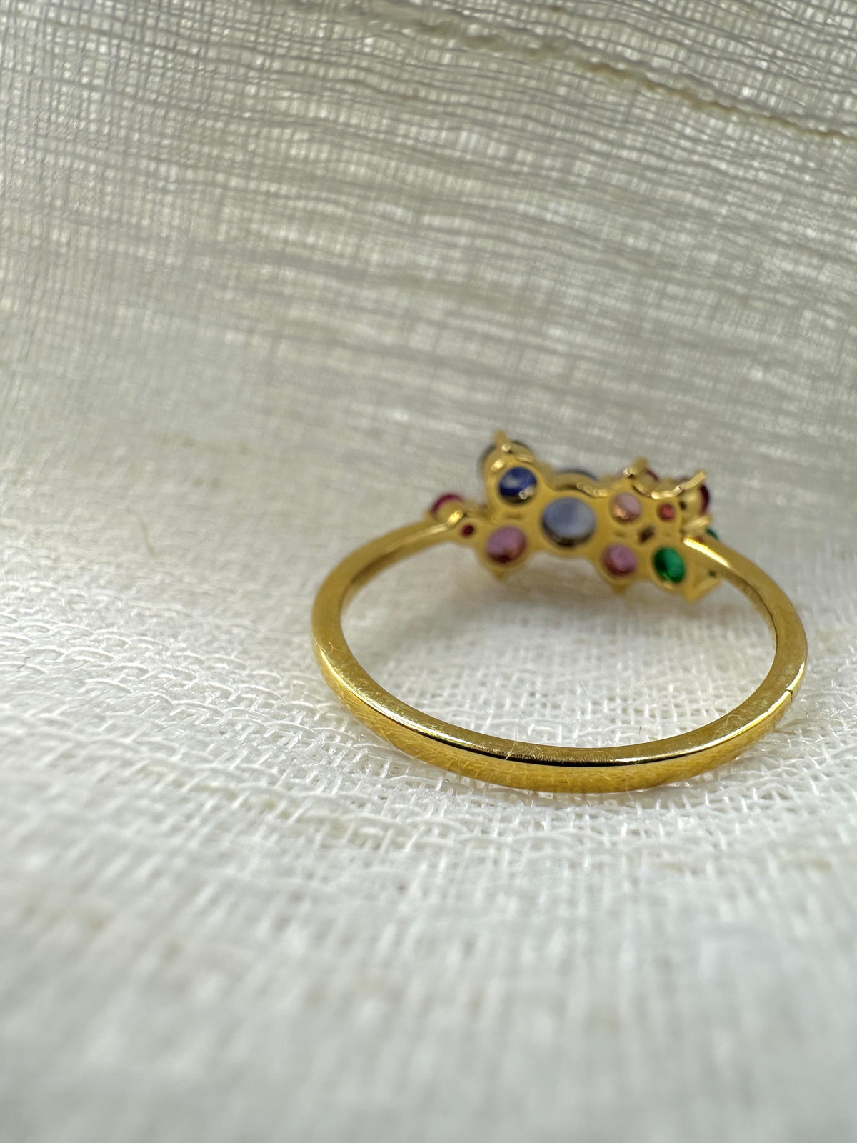 Sapphire cluster ring in 18K gold, fifth view, one of a kind