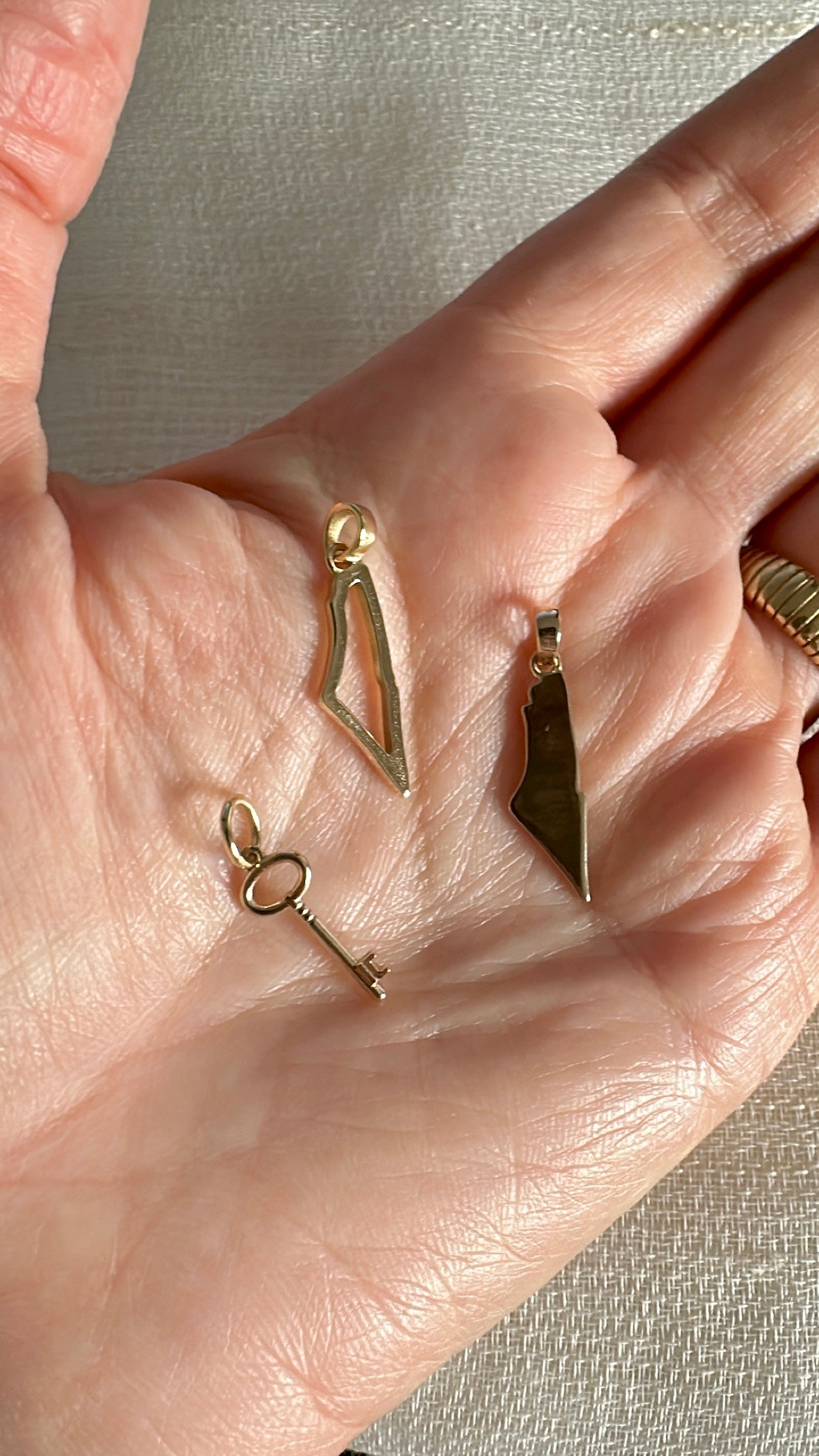 Key of Return gold charm, alternate view
