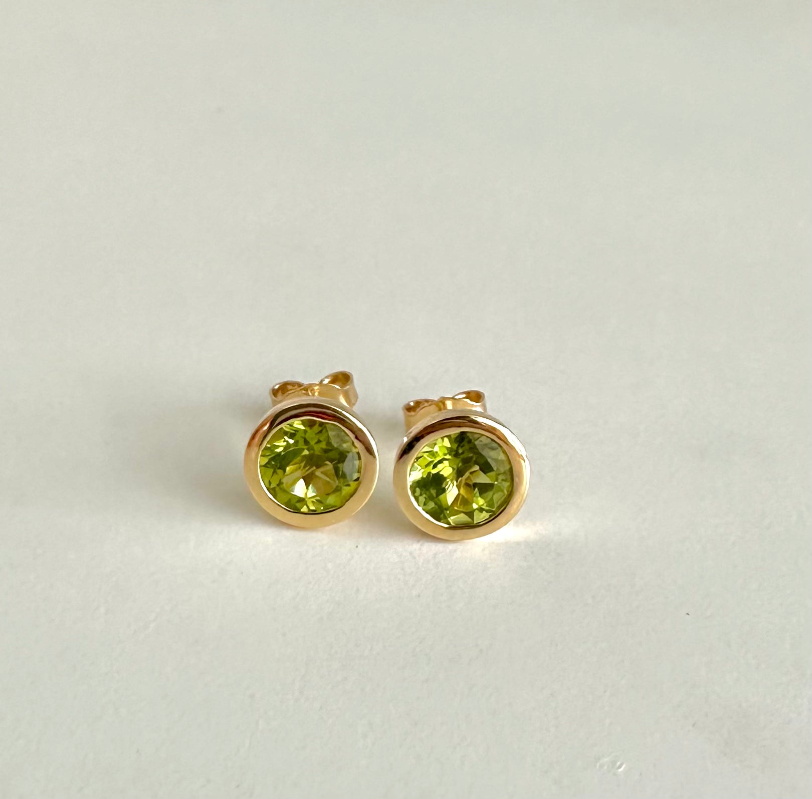 Round 18K yellow gold peridot studs, earrings measure 7.5 to 8mm