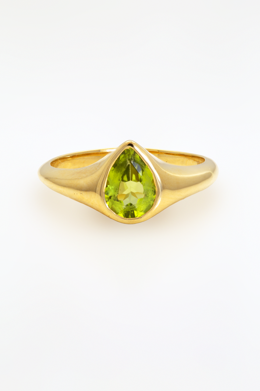 Pear-cut peridot signet ring in solid 18K yellow gold, bezel set | Yasmin Nabulsi Fine Jewelry