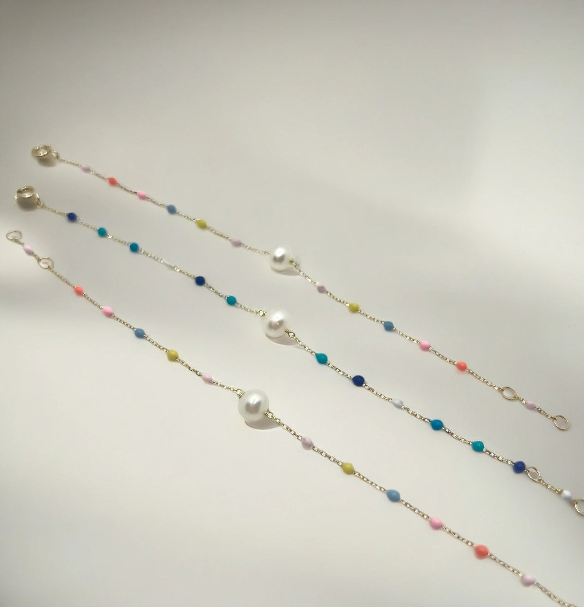 18K gold chain bracelet with a series of enamel beads in mixed shades