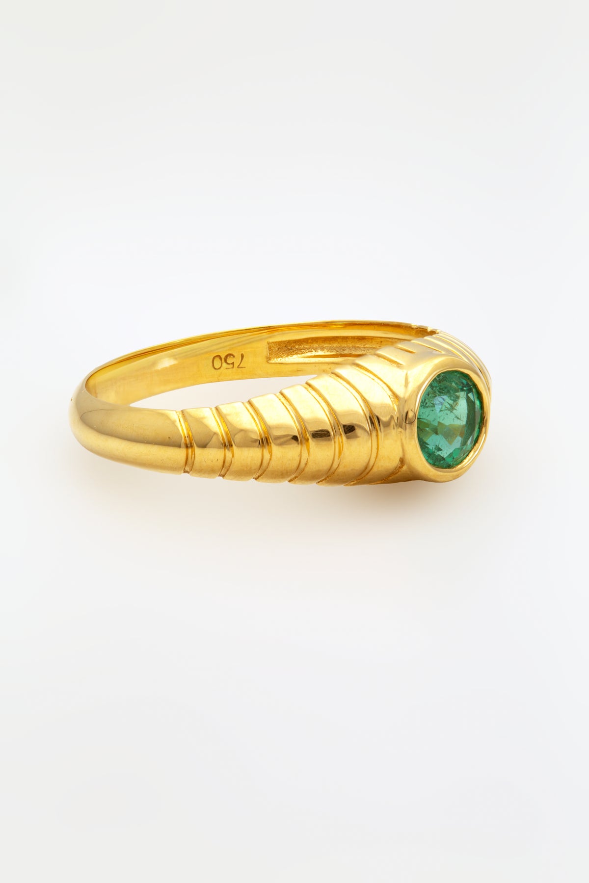 Mina ring with a ribbed band and a 5mm bezel set emerald or peridot stone