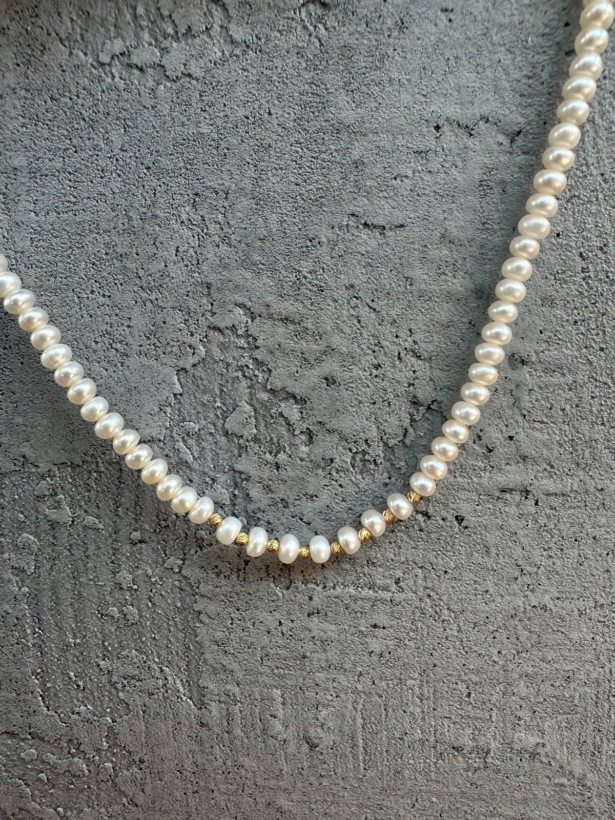 Dainty pearl choker with 8 gold beads at the center and a gold clasp | Yasmin Nabulsi Fine Jewelry