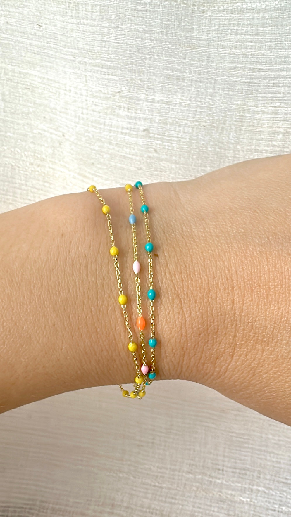 Enamel bead station bracelet in 18K gold with an adjustable length