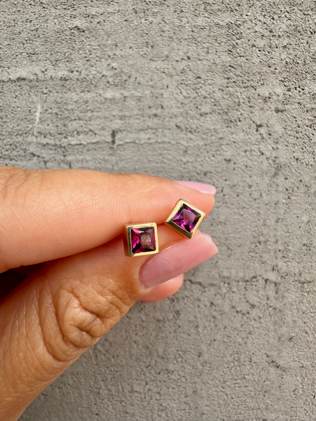 Garnet stud earrings in yellow gold or rose gold