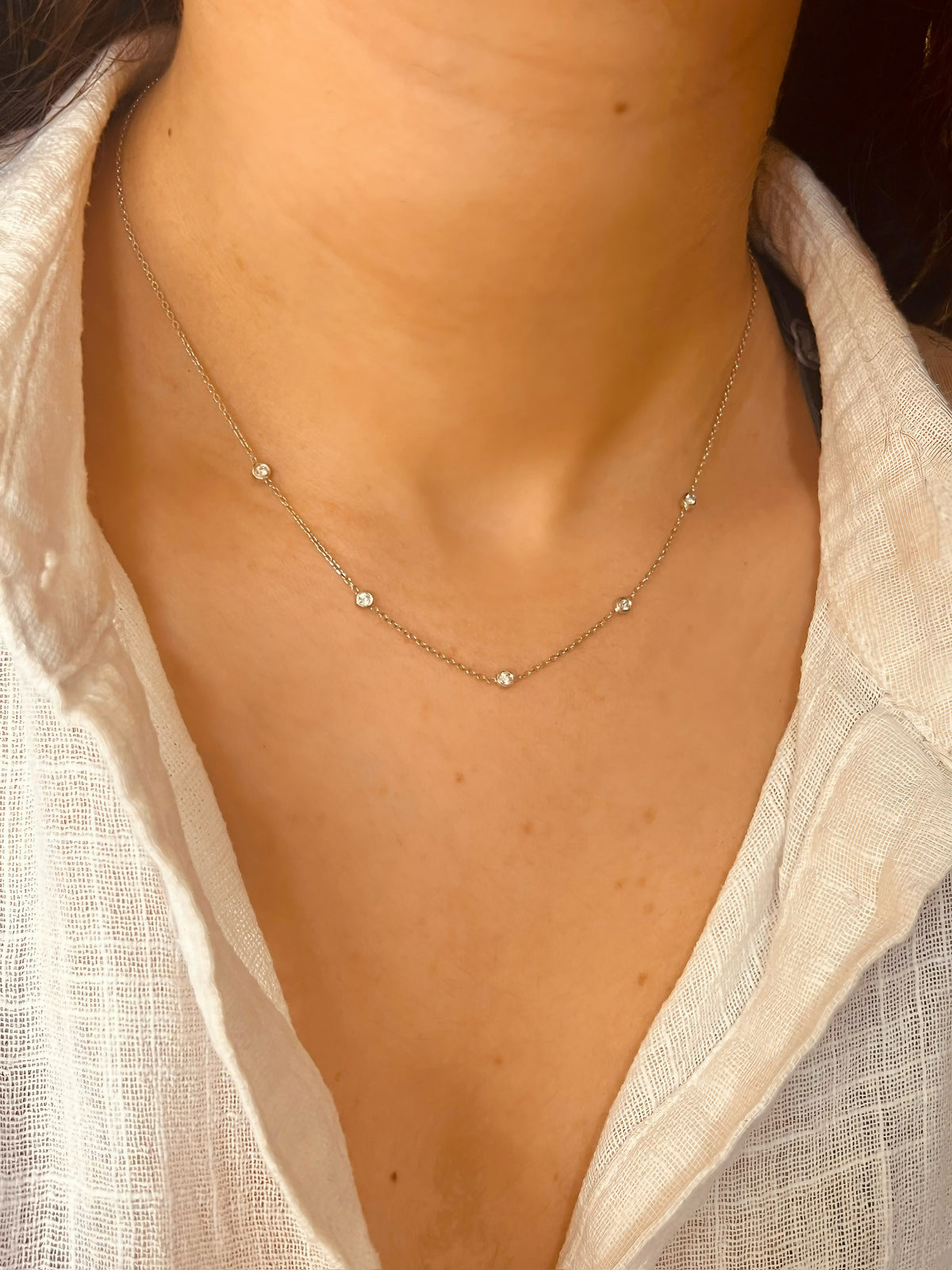 White gold diamond necklace with a minimalistic look