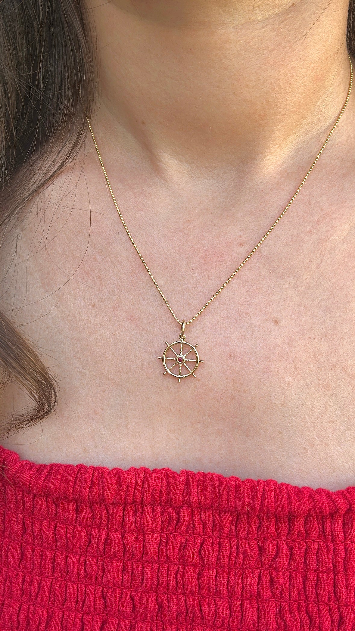Anchor wheel charm in 14K gold, 15mm, with a ruby accent