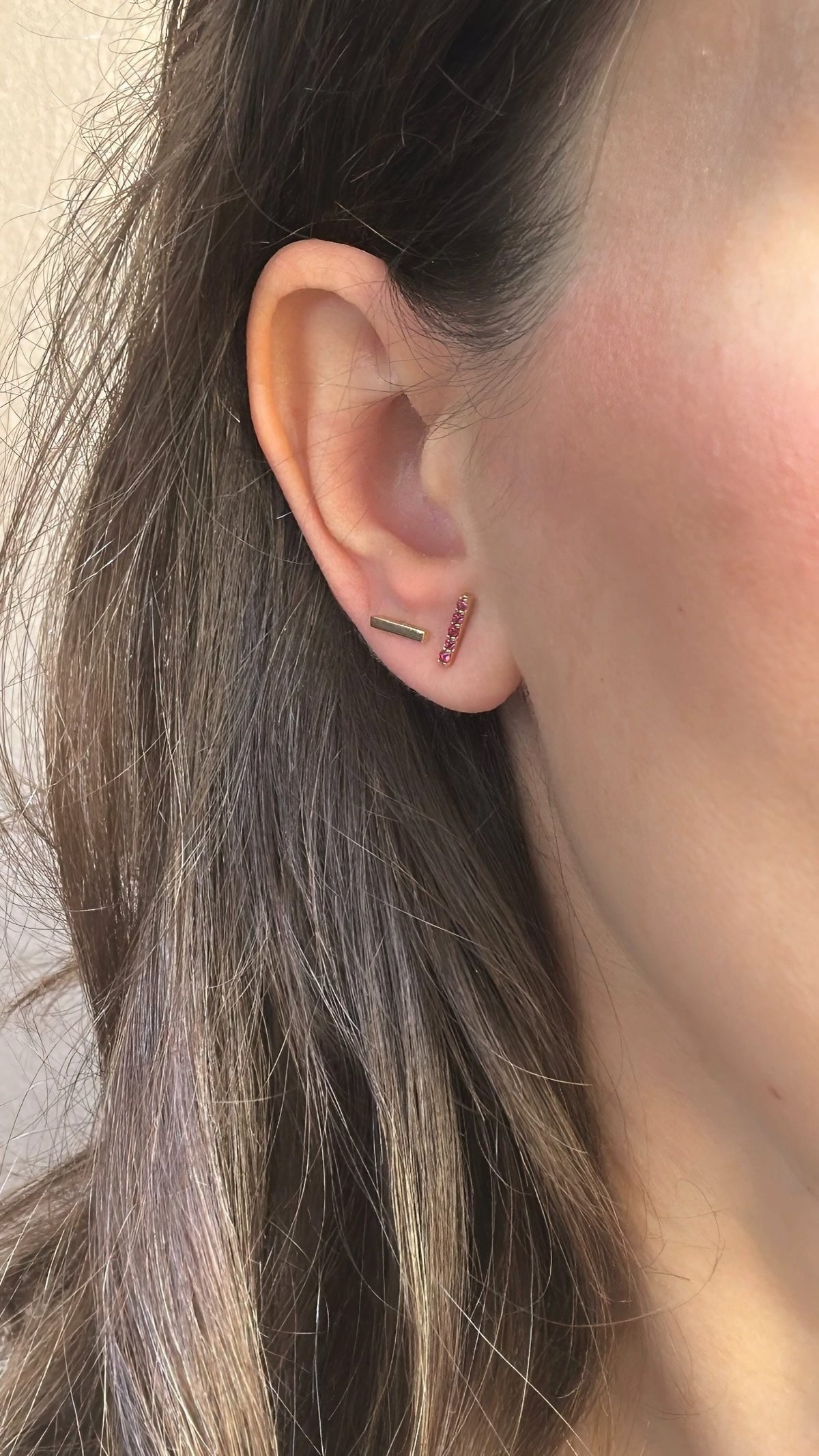 18 karat gold bar stud earrings with a linear design, a further view
