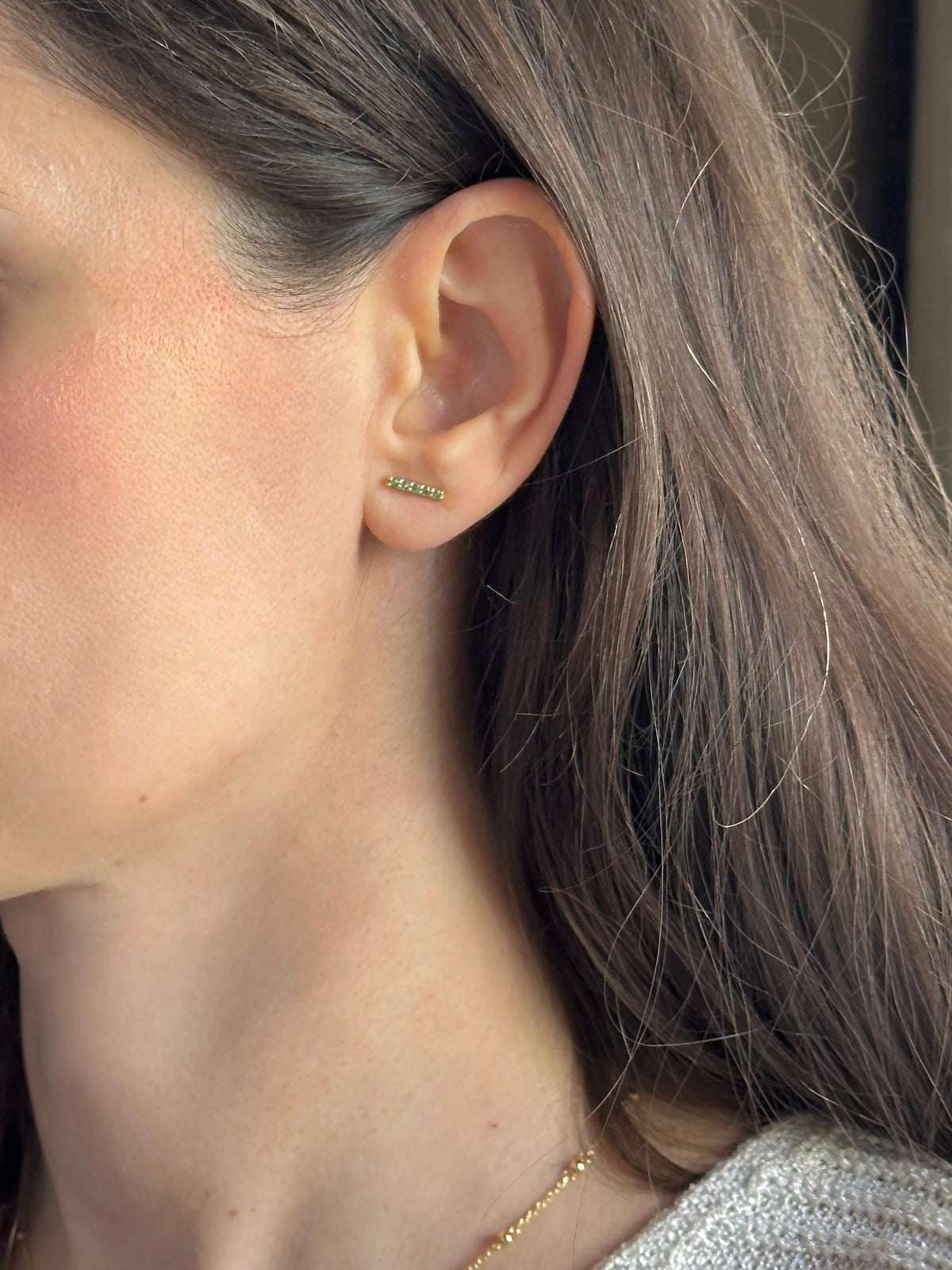 Bar stud earrings with a comfortable everyday linear design in 18K gold