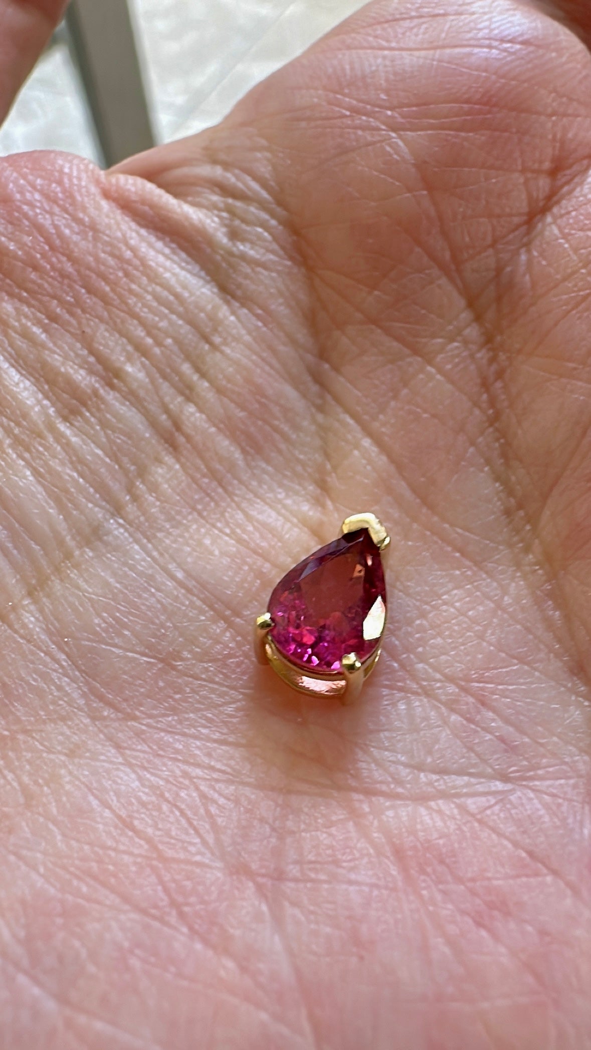 Teardrop gemstone pendant in 18K gold, with a 0.5 to 1 carat stone option