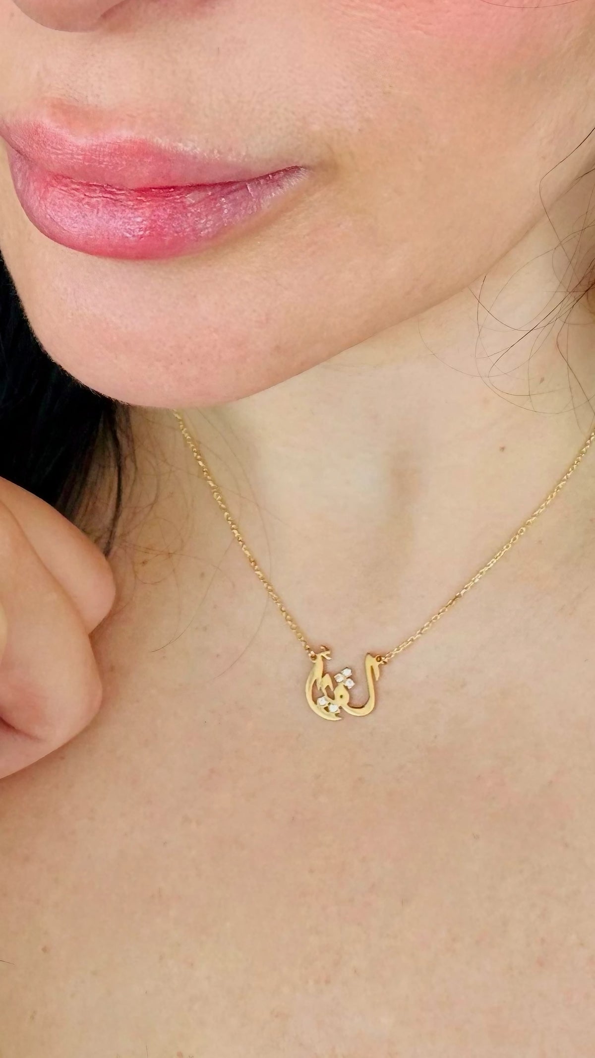 Arabic name necklace in 18K solid gold with natural diamonds