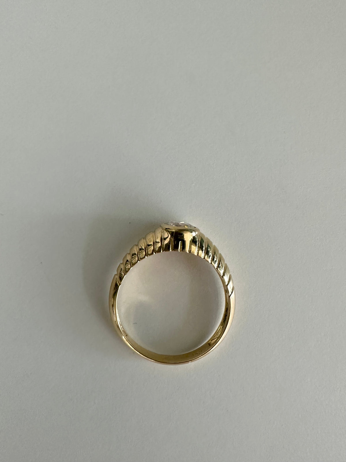 Blue sapphire ring in 18K gold with a bezel set center stone