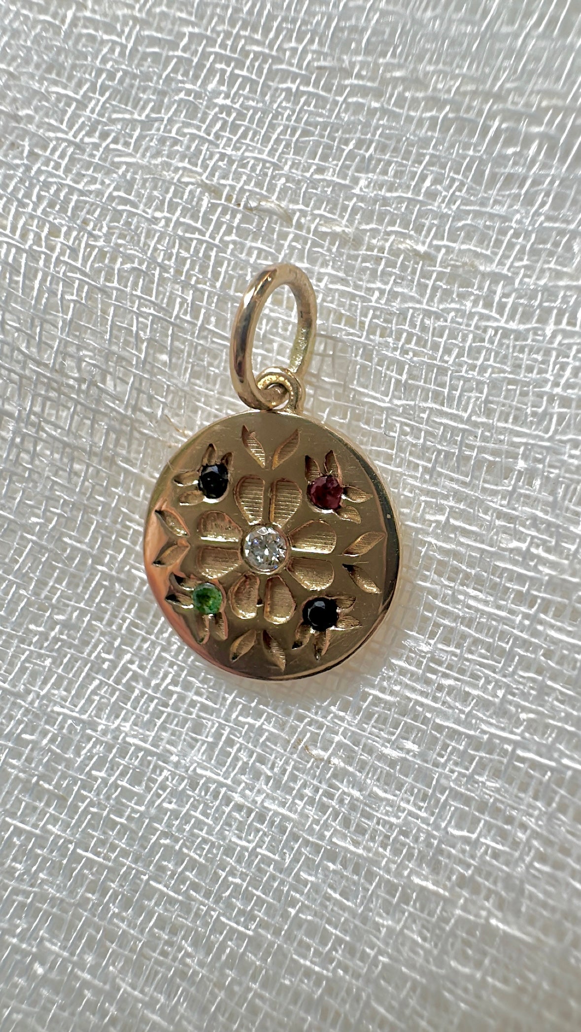 Gold coin pendant with a multiple stone option, white diamond at the center
