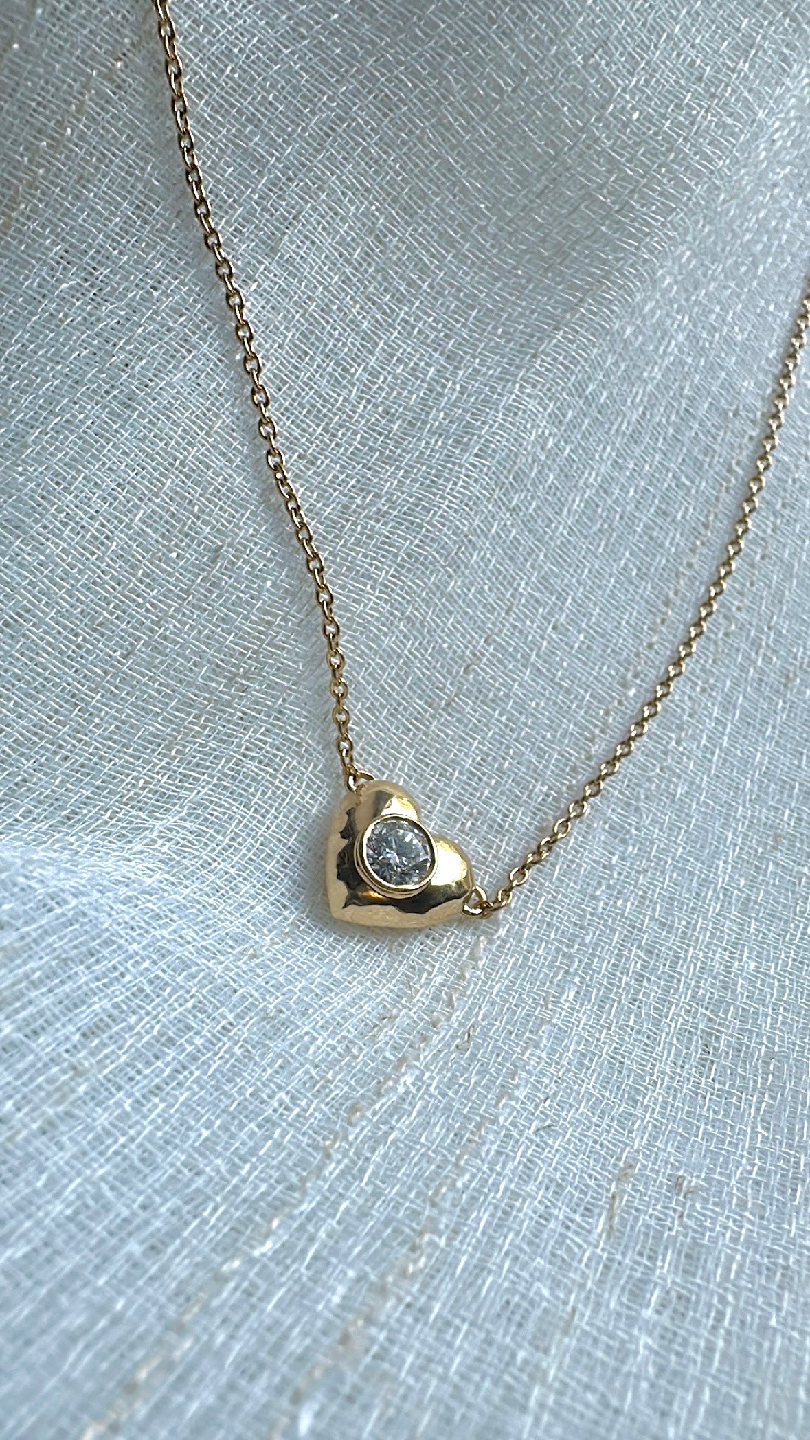 Heart necklace worn on the neckline, 18K gold