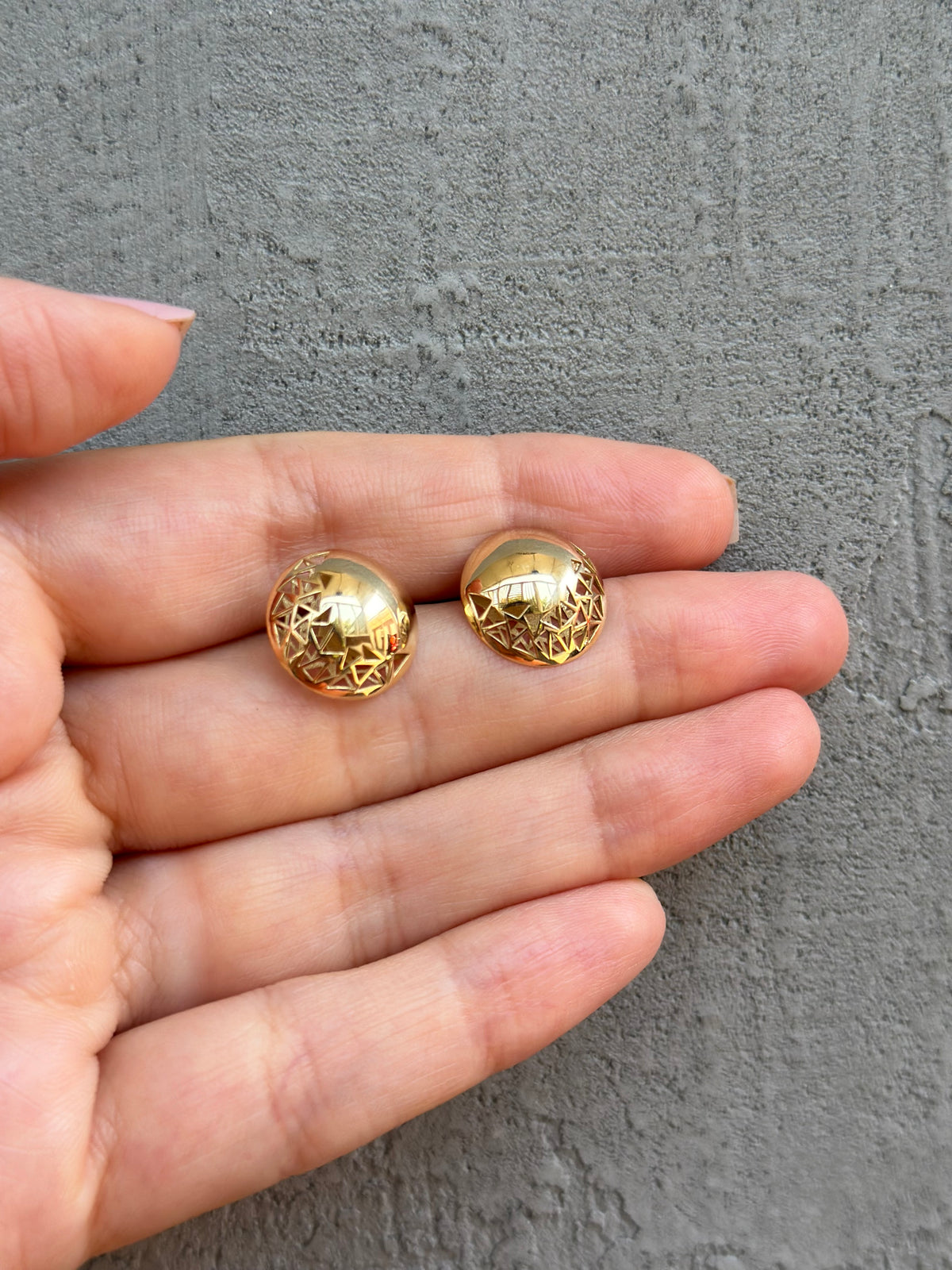 Dome earrings with a flat back stud style, customizable in 18K yellow, rose or white gold
