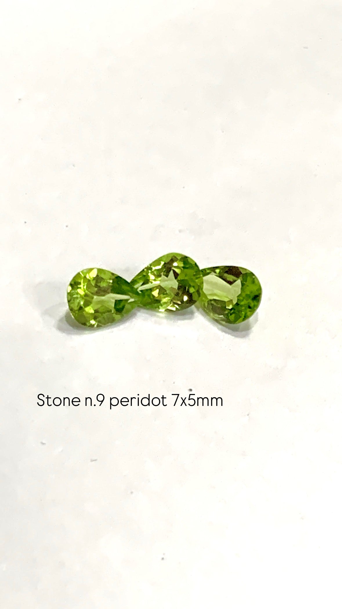 Teardrop gemstone pendant in 18K yellow gold, one of the stone options