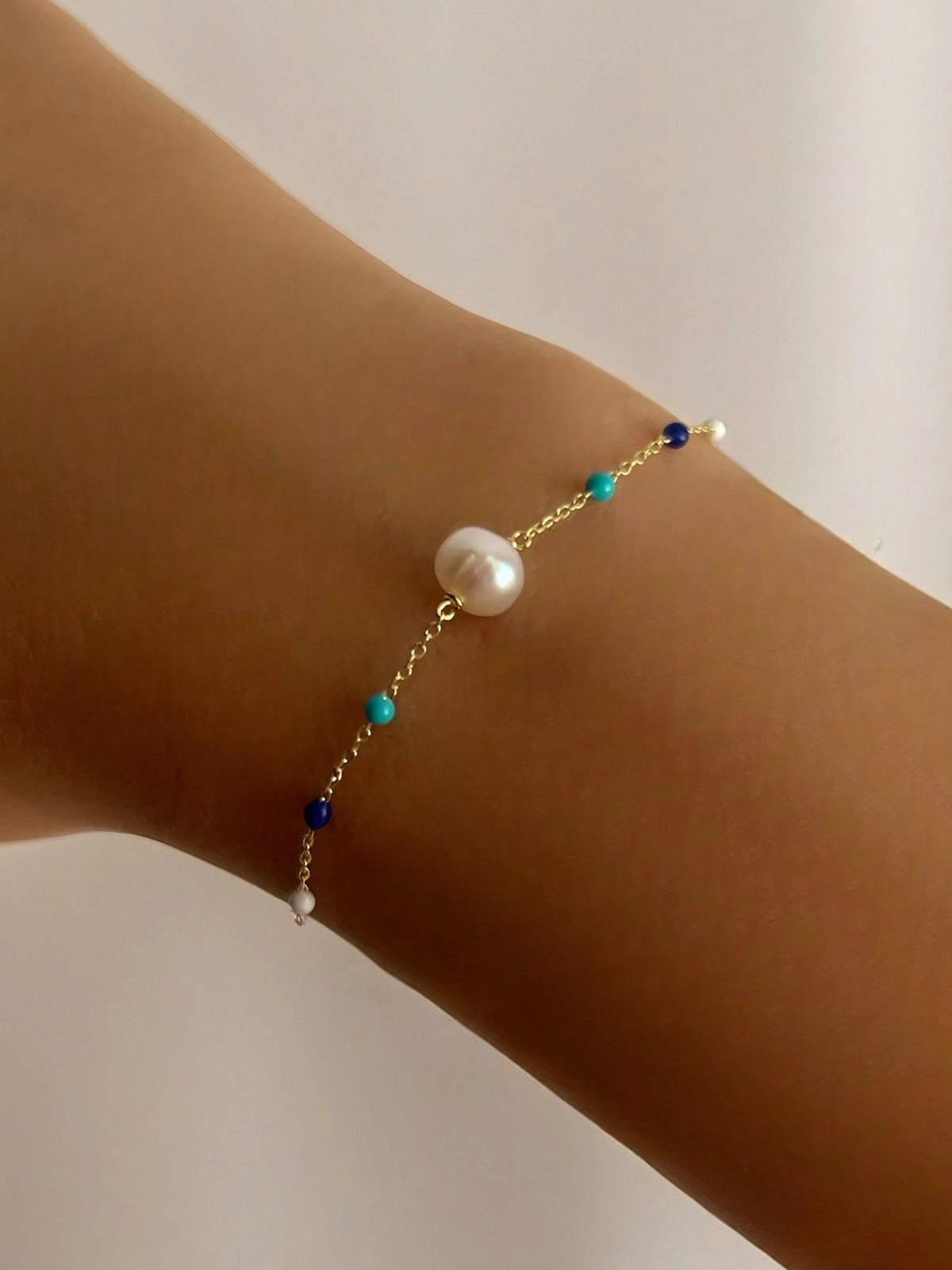 Pearl bracelet with white round freshwater pearls and enamel points