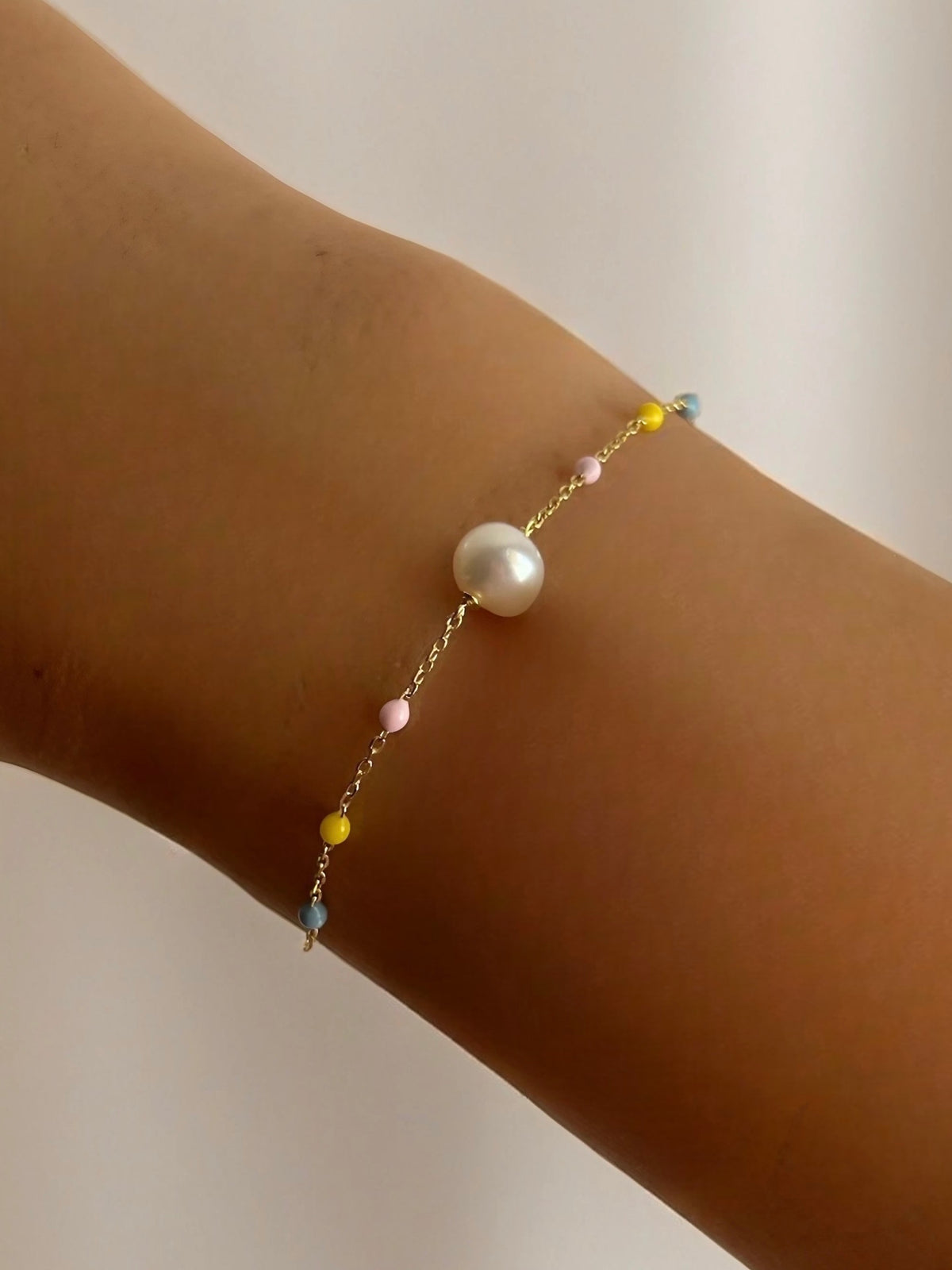 18K gold bracelet with a freshwater pearl at the center, 7 inch length