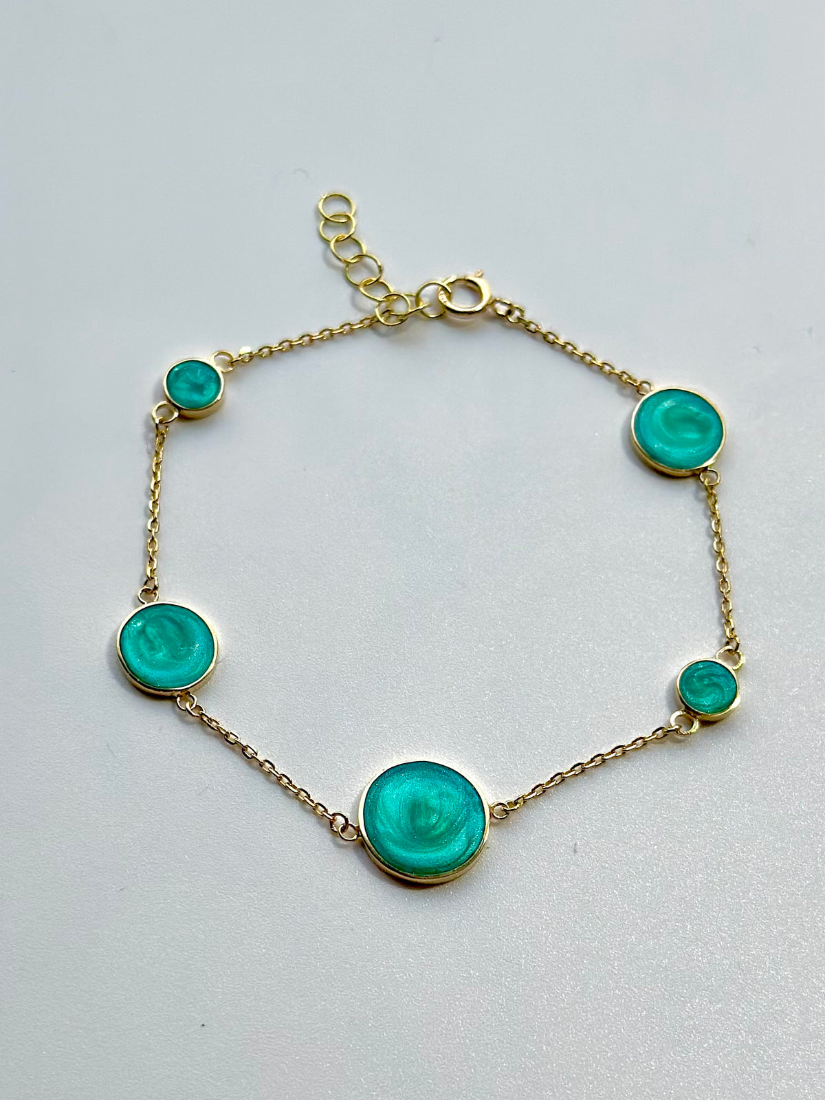 Circles bracelet in 18K gold with five circles of different diameters, third view