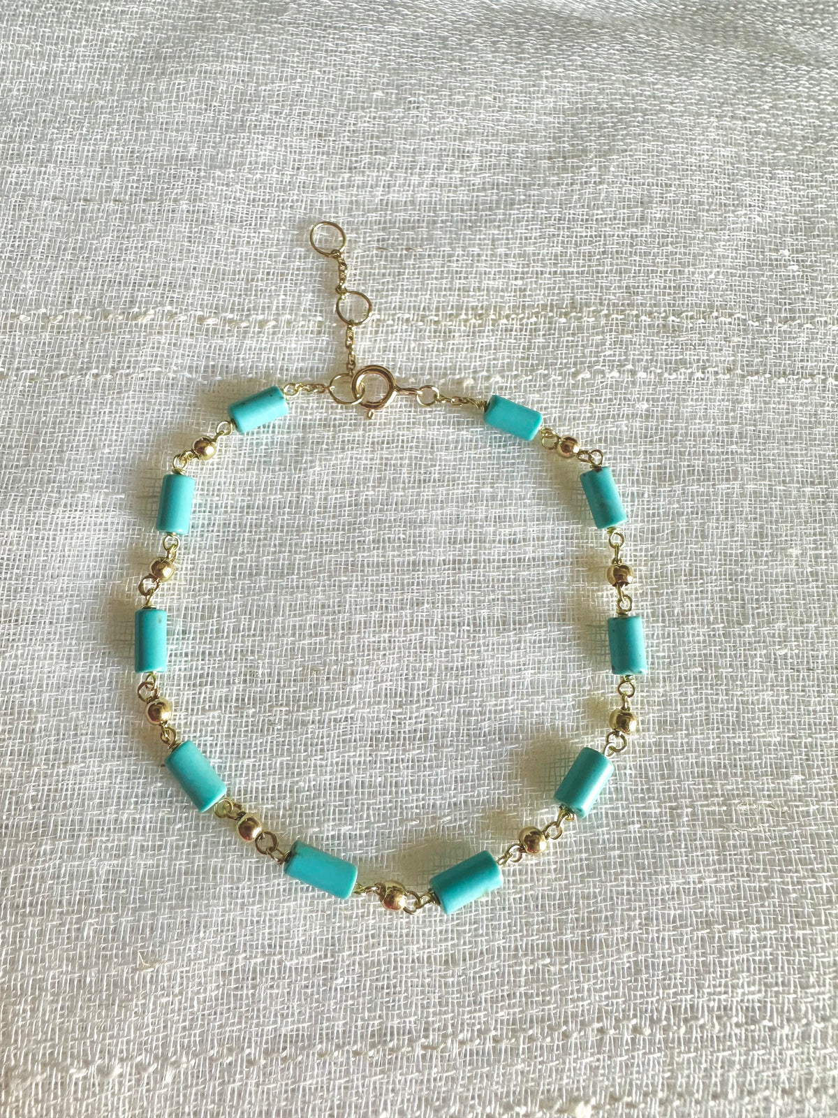 Turquoise beaded bracelet in 18K solid yellow gold, 7 inches long