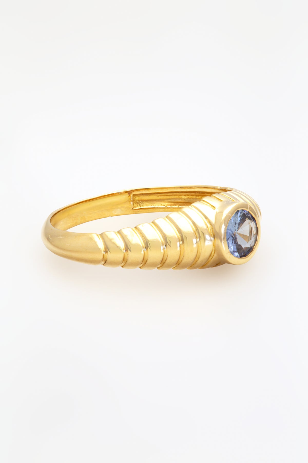 Blue sapphire ring side view, band tapering from about 5.2mm to 2.1mm