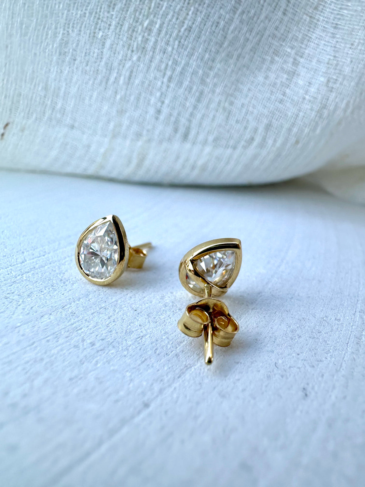 Moissanite teardrop stud earring, customizable in yellow or white gold