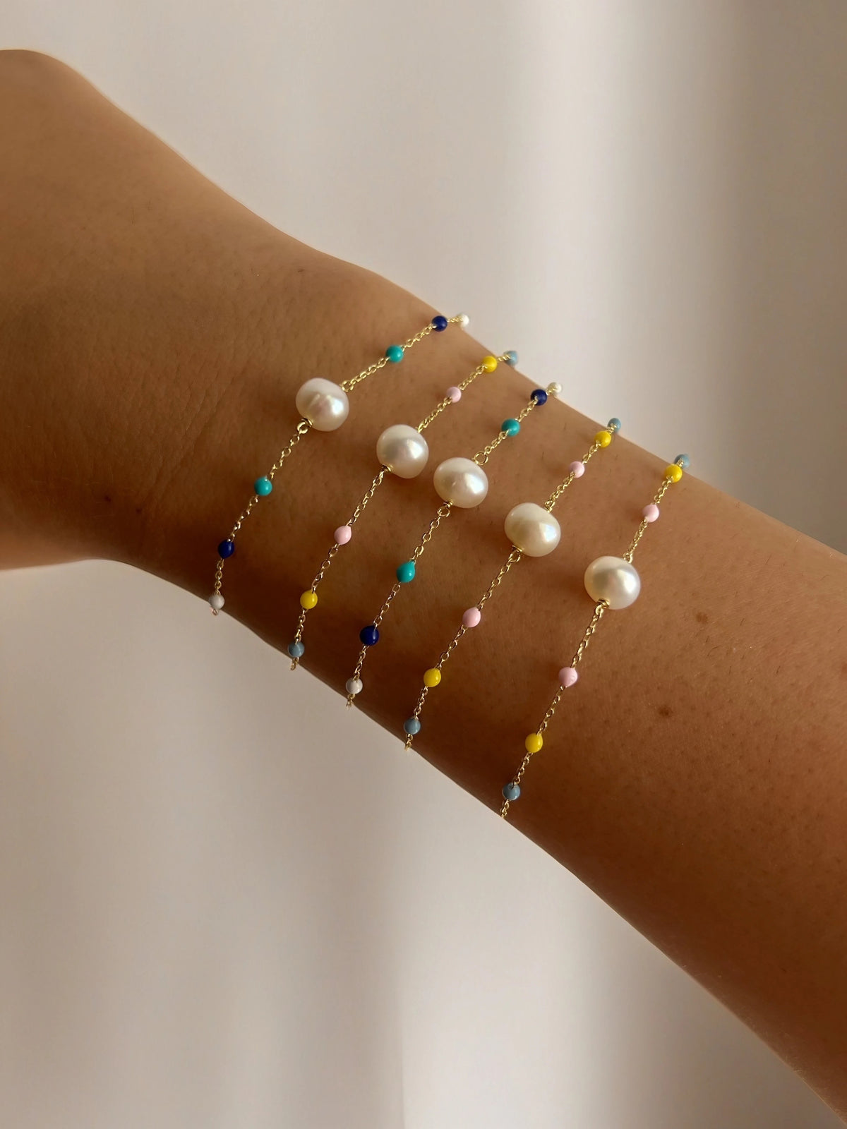 Freshwater pearl bracelet with an 18K gold chain and colorful enamel beads | Yasmin Nabulsi Fine Jewelry