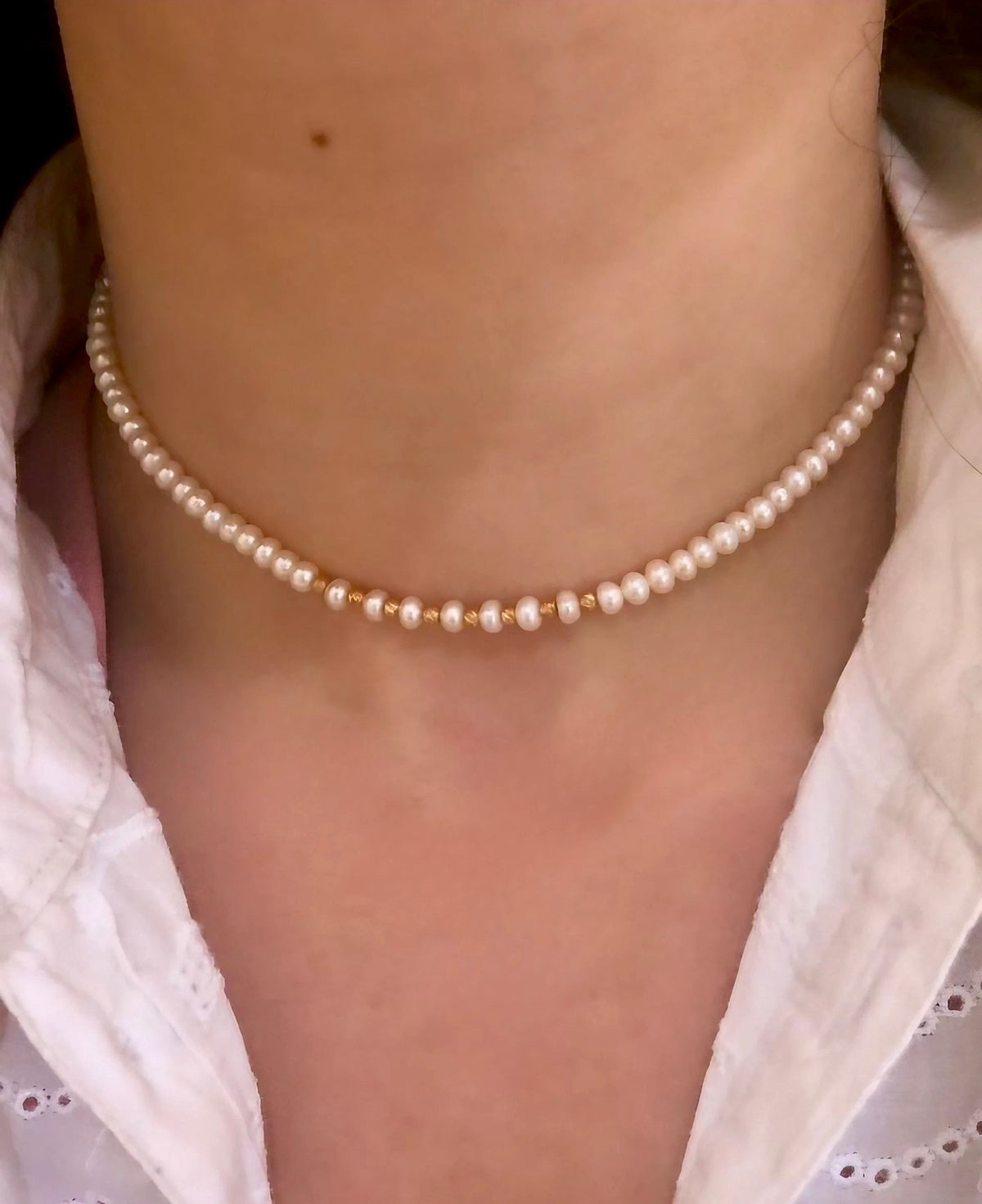 Pearl choker with faceted gold beads, adjustable in length, with gold findings