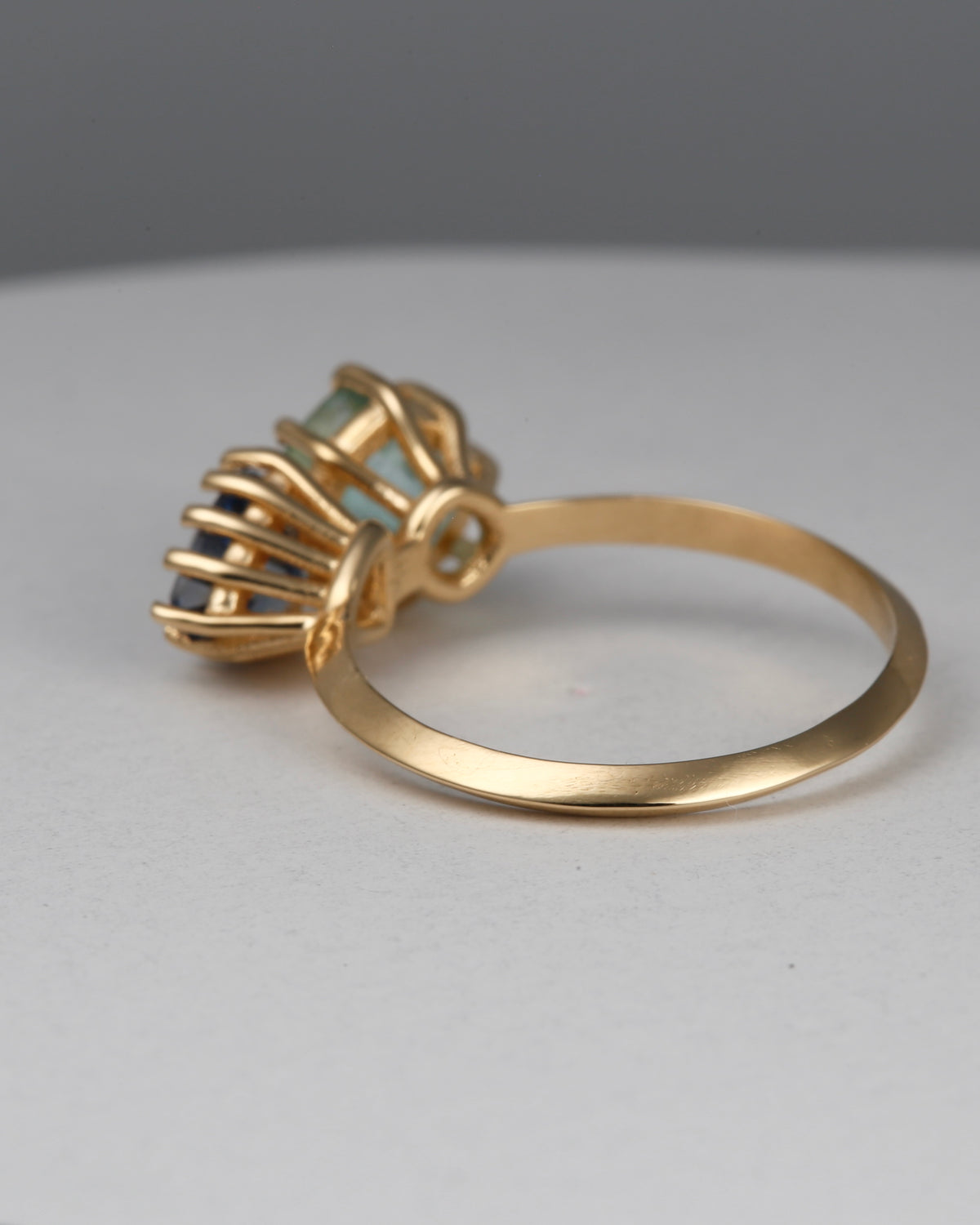 Toi et Moi ring in 18K gold with a triangular blue sapphire