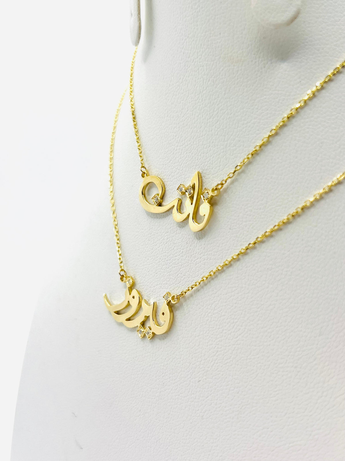 Arabic name necklace worn on the neckline in 18K gold