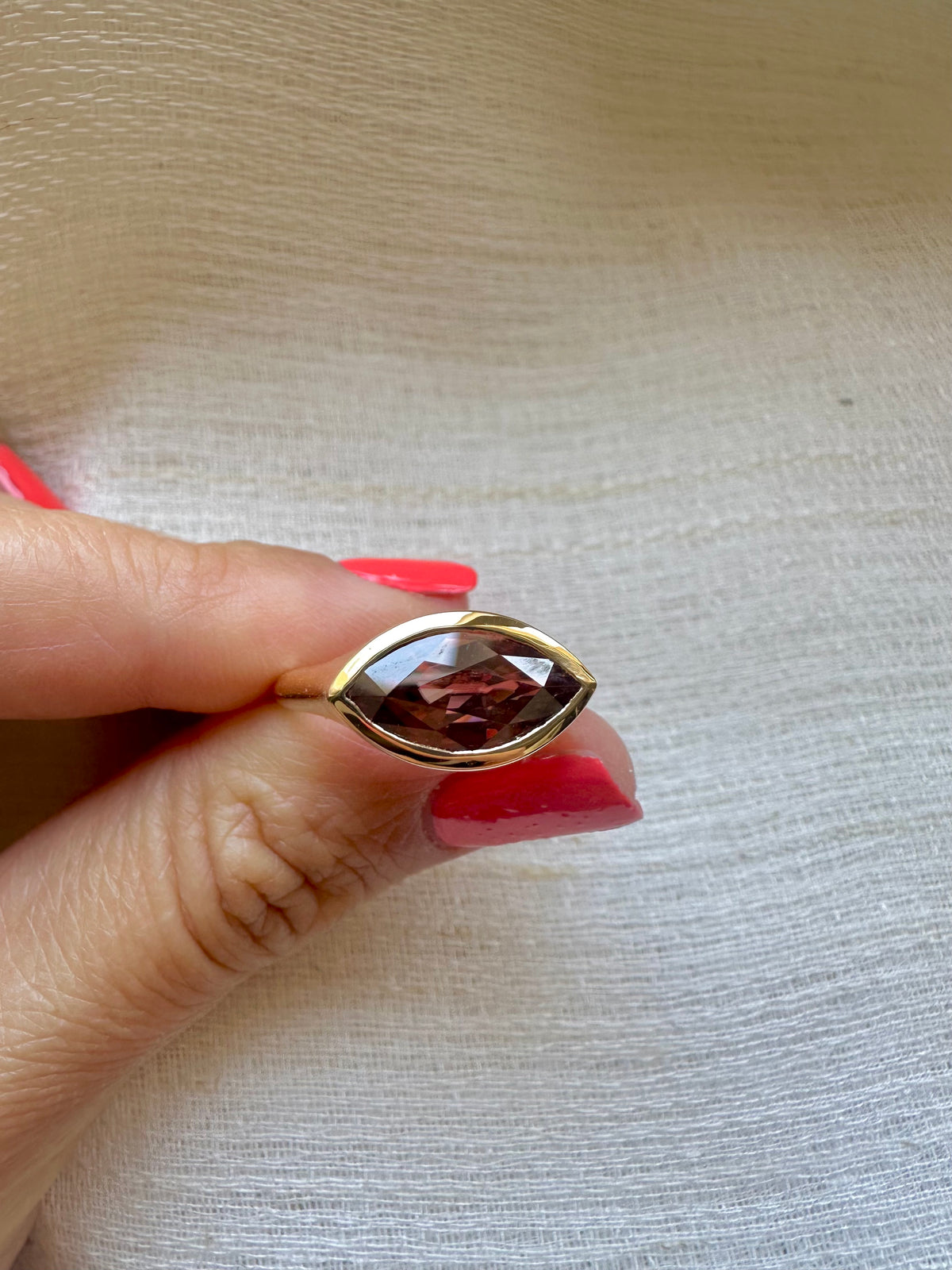 Marquise cut zircon signet ring in 18K gold with a 4ct brownish pink stone