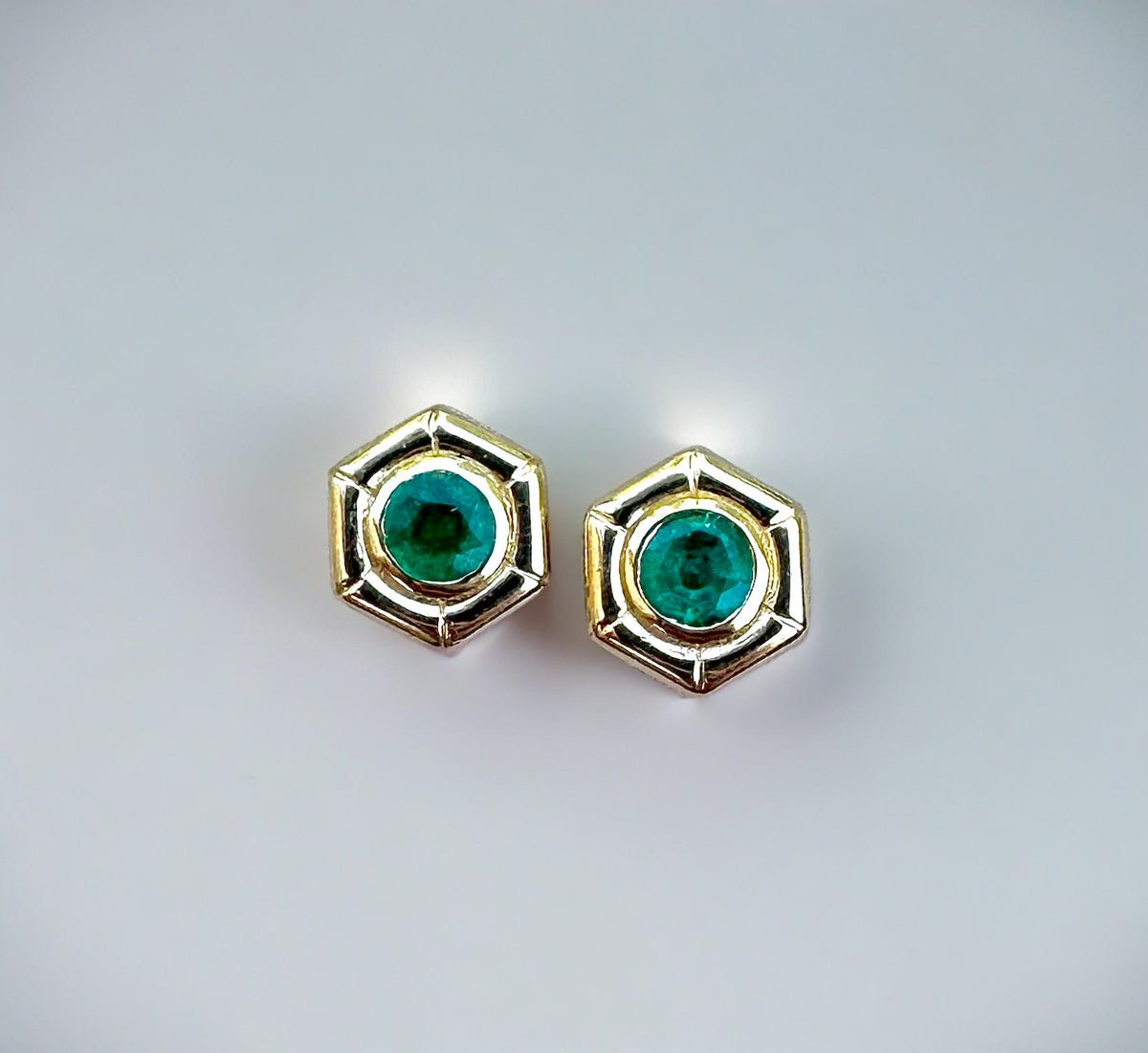 Flatback emerald stud earrings handcrafted in 18 karat gold