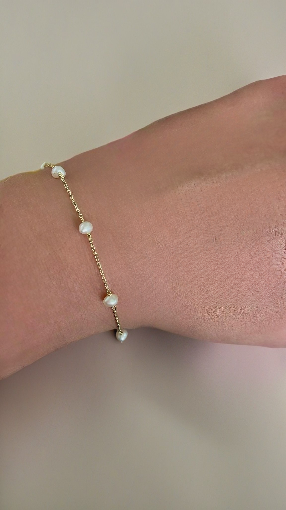 Freshwater pearl bracelet in 18K yellow gold, a minimalist pearl chain | Yasmin Nabulsi Fine Jewelry
