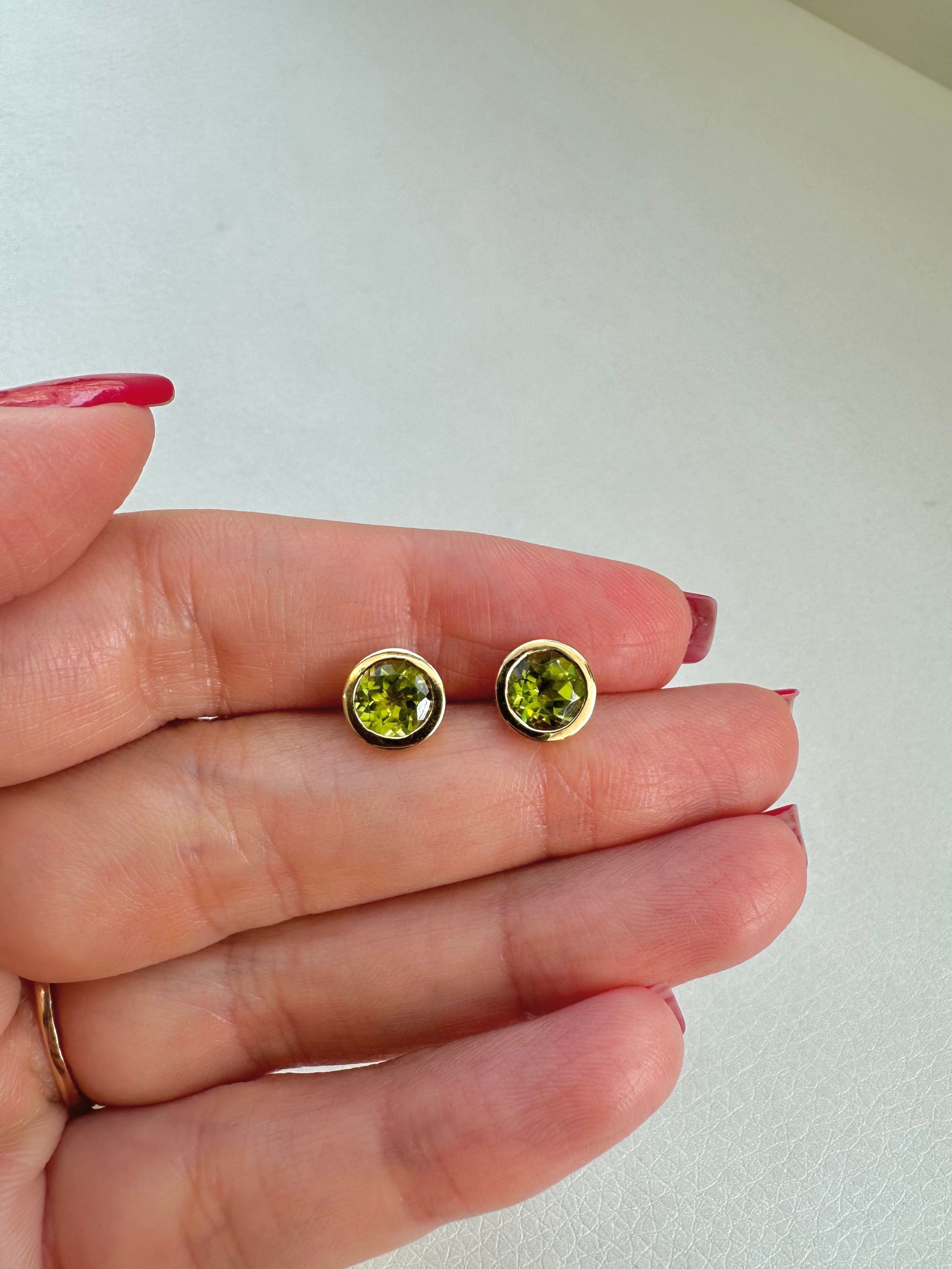 Peridot earrings in solid 18K yellow gold with a thick bezel setting