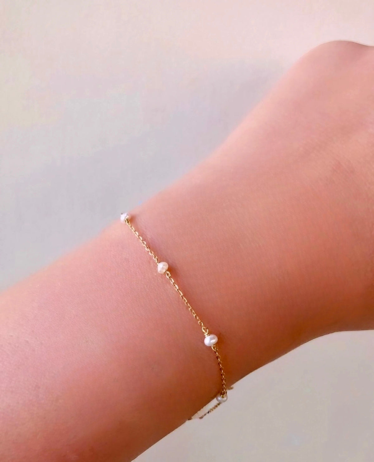 Fourth view of the freshwater pearl bracelet in yellow gold