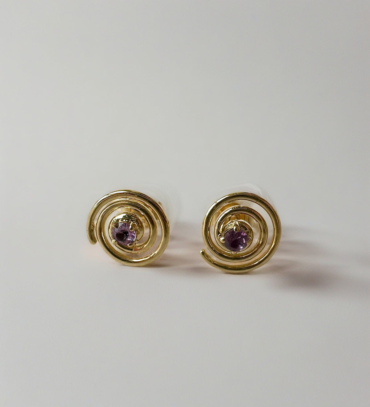 Spiral sapphire stud earring in 18K yellow gold | Yasmin Nabulsi Fine Jewelry